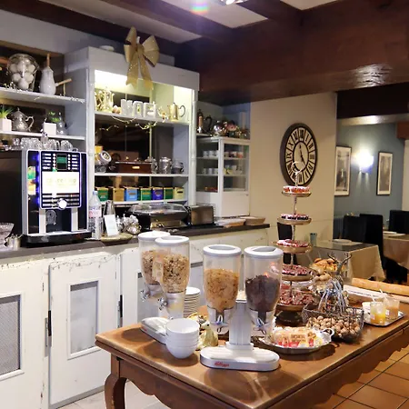 מלון Charming - Les Pasteliers 2*