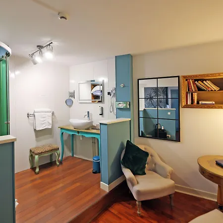 Charming - Les Pasteliers 2*